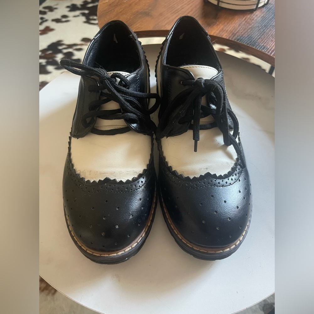 Black and white lace up Oxford shoe size 8